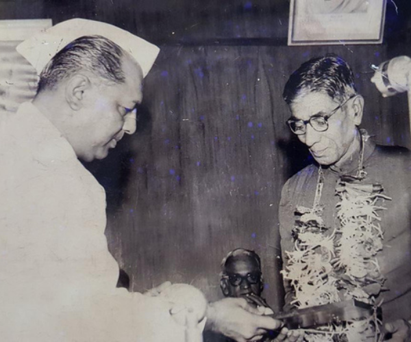 Textile Minister honor presented to Abdul Ahmed Qureshi Aurangabad Himroo Factory